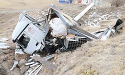 Demir profil yüklü tır şarampole düştü: 1 ağır yaralı