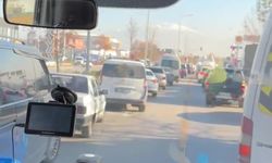 Denizli'de duyarlı sürücülerin fermuar sistemi ile yol verdiği anlar kamerada