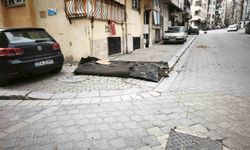 Denizli'de şiddetli rüzgar hayatı olumsuz etkiledi: çatılar uçtu, insanlar yürüyemedi