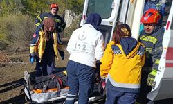 Devrilen traktör sürücüsü itfaiye tarafından kurtarıldı