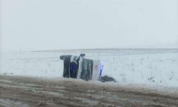 Diyarbakır'da ambulans devrildi: 3 yaralı