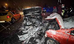 Kafa kafaya çarpışan araçlar hurdaya döndü