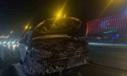 E5 Esenyurt'ta seyir halindeki araç alev alev yandı