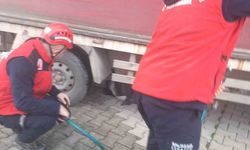 Edremit'te kamyonun altında kalan vatandaşı itfaiye kurtardı