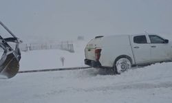 Elazığ'da karda mahsur kalan araçlar kurtarıldı