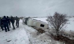 Elazığ'da minibüs şarampole devrildi: 9 yaralı