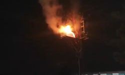 Elektrik direğindeki pano alev alev yandı