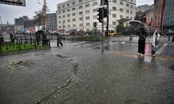 Eminönü'nü su bastı, yollar göle döndü