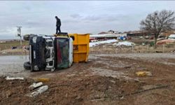 Ereğli'de kontrolden çıkan kamyon devrildi: 2 yaralı