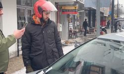 Erzincan'da su tahliye borusu park halindeki aracın üzerine düştü