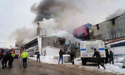 Erzurum'daki mobilya üretimi yapan iş yerinde çıkan yangın öncesi meydana gelen patlama güvenlik kamerasında