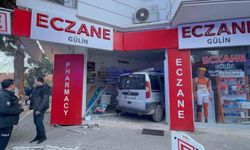 Fren yerine gaza basınca iş yerine daldı