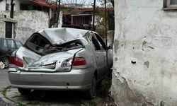 Gaziosmanpaşa'da çatı uçtu, otomobiller zarar gördü