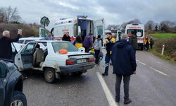 Gönen'de iki otomobil çarpıştı: 6 yaralı