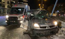 Hafif ticari araç direğe çarptı: 1'i ağır 4 yaralı