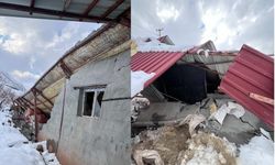 Hakkari'de karın ağırlığıyla ahır çöktü