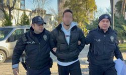 Halk otobüsünde lise öğrencisinin boynuna bıçak dayayan üniversite öğrencisi yakalandı