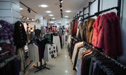 İç çamaşırı hırsızlığı kamerada: Gülerek girdiler, çalarak çıktılar