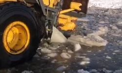 İçme suyu yolunu açarken kara saplanan loder vinç yardımıyla kurtarıldı