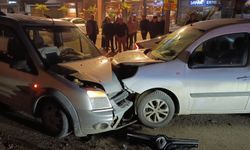 İnegöl'de iki araç kafa kafaya çarpıştı: 3 yaralı