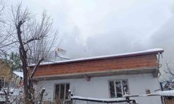 Bursa'da tek katlı evin çatısı yandı