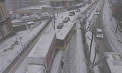 İstanbul'da kar kazaları da beraberinde getirdi, İETT otobüsü park halindeki kamyona çarptı