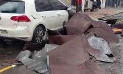 İstanbul'da şiddetli lodos ve yağış etkili oluyor: Çatılar uçtu, araçlar zarar gördü