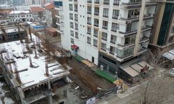 İstinat duvarı çöken bina havadan görüntülendi