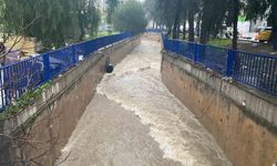 İzmir'de güne sağanakla başladı, yollar göle döndü
