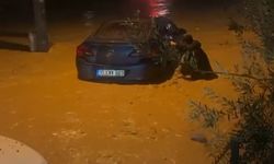 İzmir'de sağanak ve fırtına hayatı felç etti: Sel suları araçları sürükledi