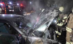 Kadıköy'de apartman otoparkında otomobil alev aldı