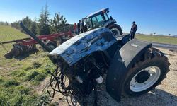 Kamyonetle çarpışan traktör ikiye bölündü