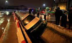 Kanala uçan otomobilin sürücüsü kazayı yara almadan atlattı