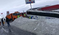 Kar yağışı beraberinde kazayı getirdi: Yolcu otobüsü direğe çarparak durabildi