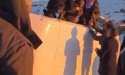 Karda devrilen minibüsteki yolcuları vatandaşlar kurtardı