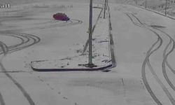 Karla kaplı sınav parkurunda drift yaptılar, kameraya yakalandılar