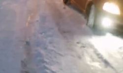 Kars'ta kara saplanan araçlar vatandaşlar tarafından kurtarıldı