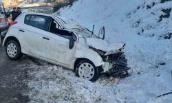 Kayan otomobil, yol kenarındaki araca çarptı