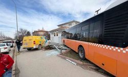 Kırşehir'de kargo aracı belediye otobüsüne çarptı