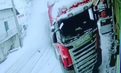 Kontrolden çıkan tır eve çarptı: Kaza anı kamerada