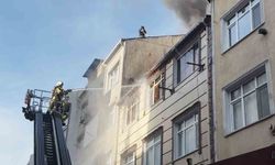 Küçükçekmece'de 3 katlı binanın çatı katı alev topuna döndü, vatandaş yangına bahçe hortumuyla müdahale etti