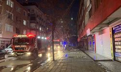 Küçükçekmece'de kentsel dönüşümdeki binanın çatısında yangın