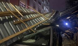 Küçükçekmece'de şiddetli rüzgar çatıyı uçurdu: Araçlar zarar gördü