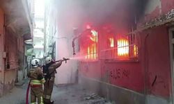 Kumaş deposu alevlere teslim oldu