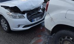 Kurtalan'da iki otomobil çarpıştı