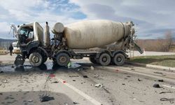 Kütahya'da beton mikserleri çarpıştı: 2 yaralı