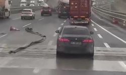 Kuzey Marmara Otoyolu'nda fırtınanın etkisiyle tır devrildi: O anlar kamerada