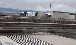 Kuzey Marmara Otoyolu'nda şiddetli fırtına: 2 tır devrildi