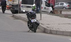 Motosiklet otomobille çarpıştı: 1 yaralı