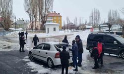 Muş'ta çatıdan düşen kar kütlesi otomobilde hasara yol açtı